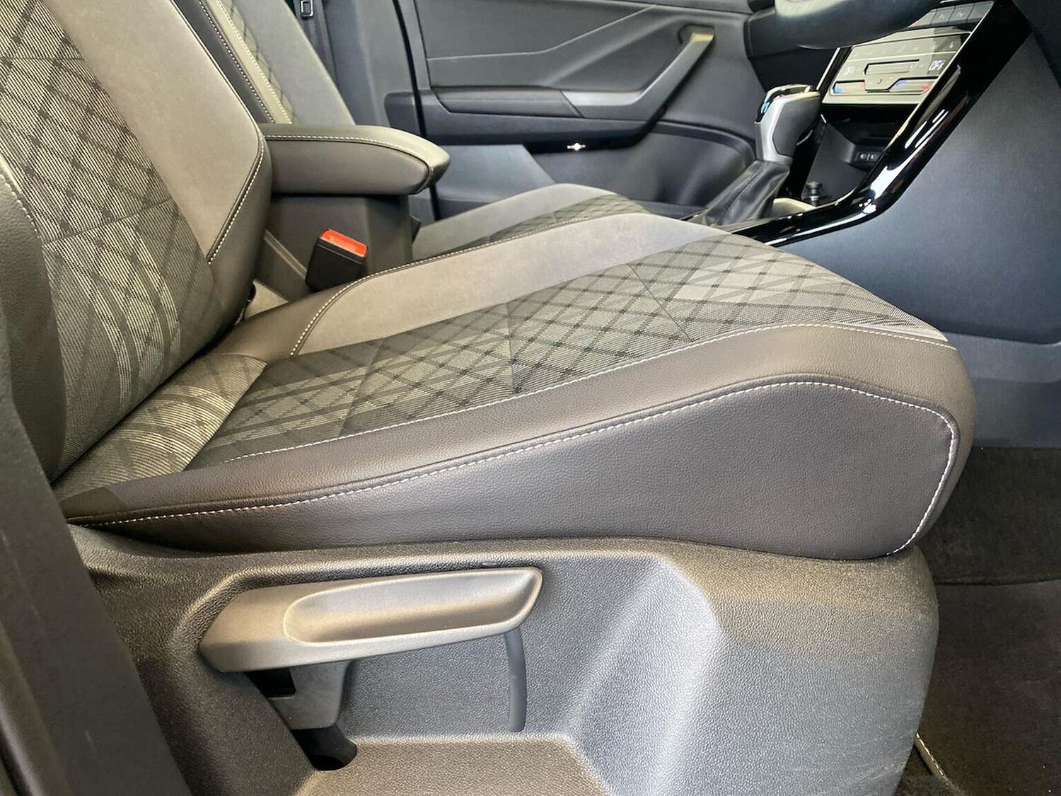 Used Volkswagen T-Roc 2023 for sale - 76040776: Photo 30