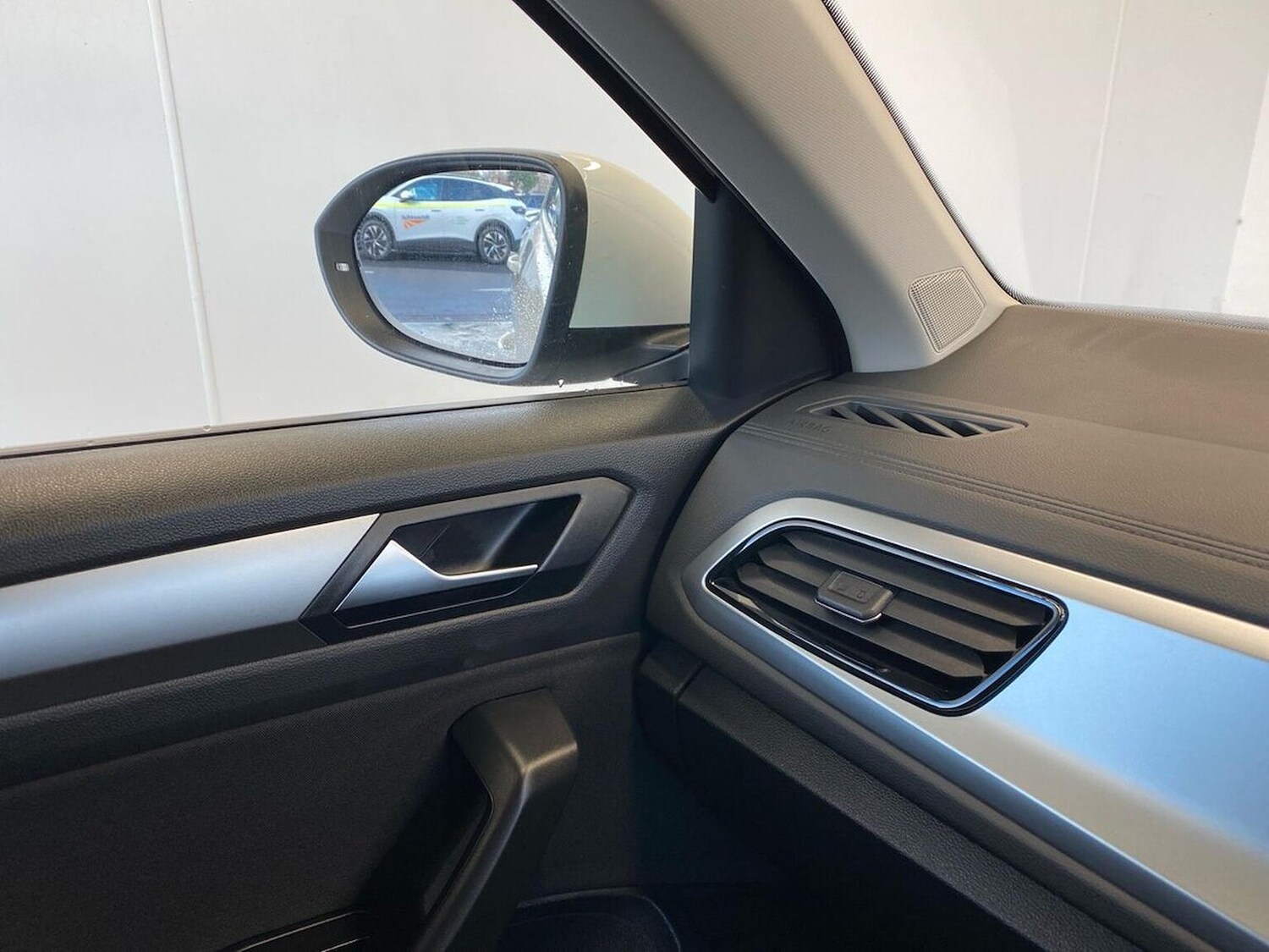 Used Volkswagen T-Roc 2025 for sale - 76663017: Photo 31