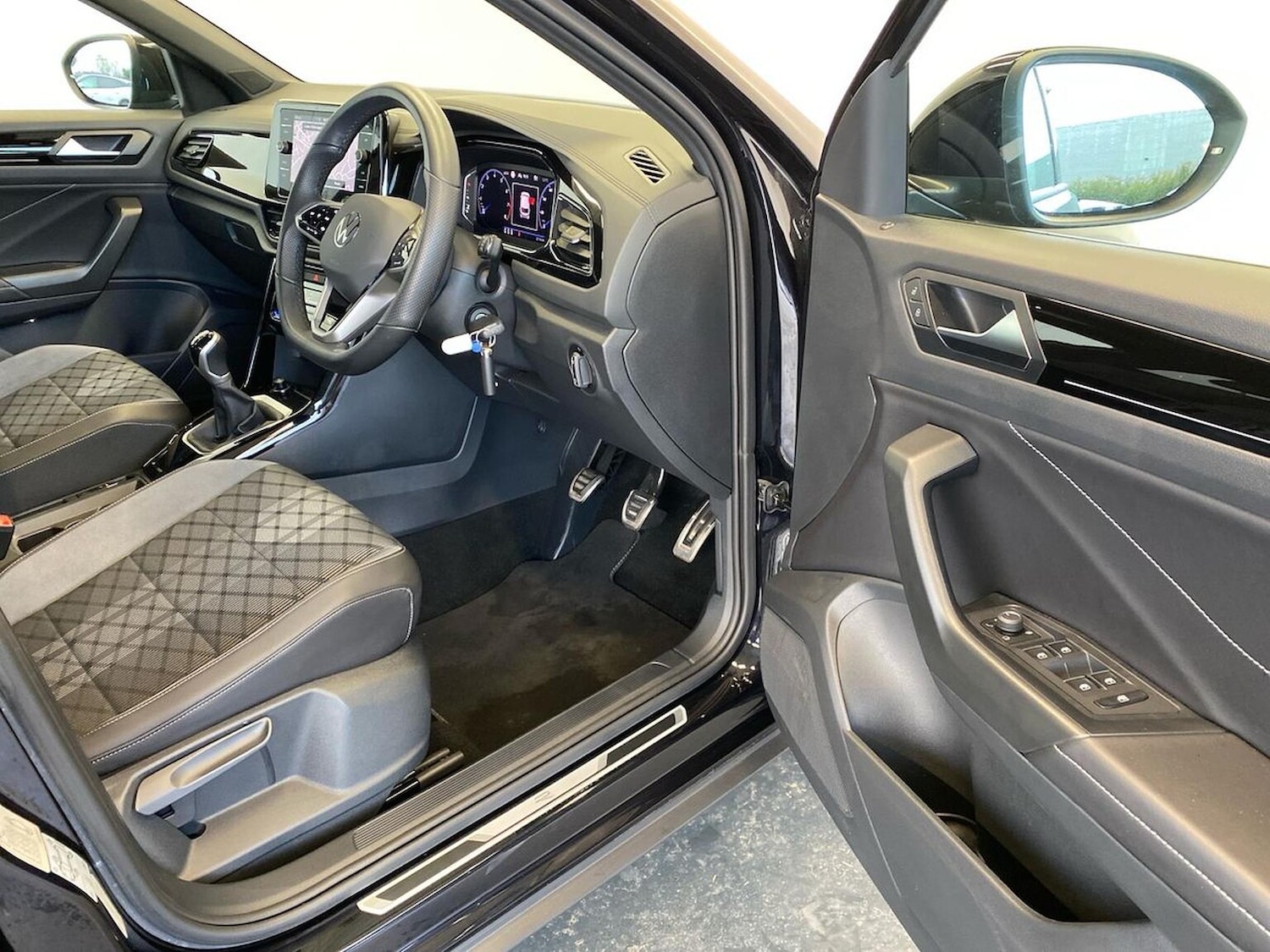 Used Volkswagen T-Roc 2023 for sale - 76699514: Photo 21