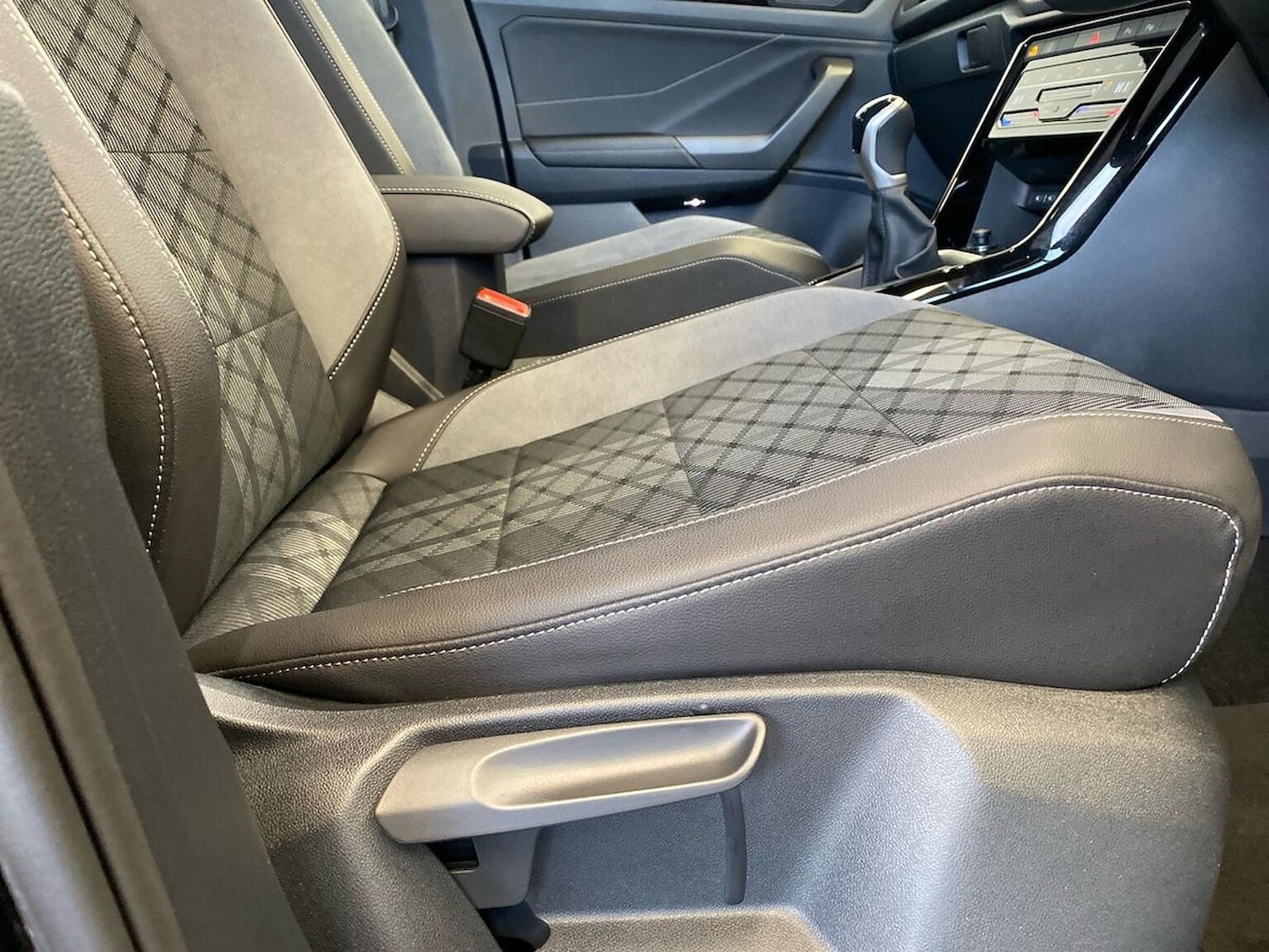 Used Volkswagen T-Roc 2023 for sale - 76699514: Photo 30