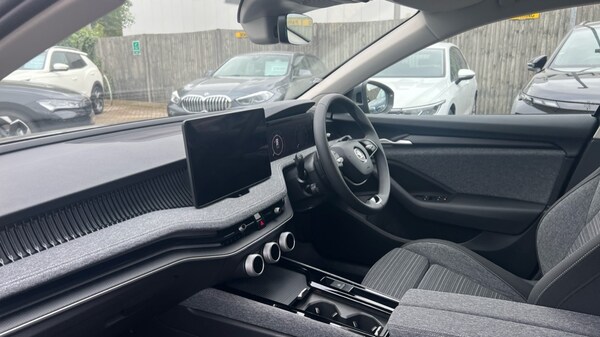 Used Skoda Superb 2024 for sale - 76203798: Photo 2