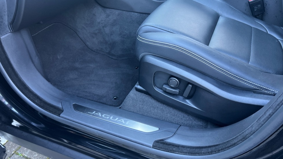 Used Jaguar F-Pace 2023 for sale - 76868674: Photo 32