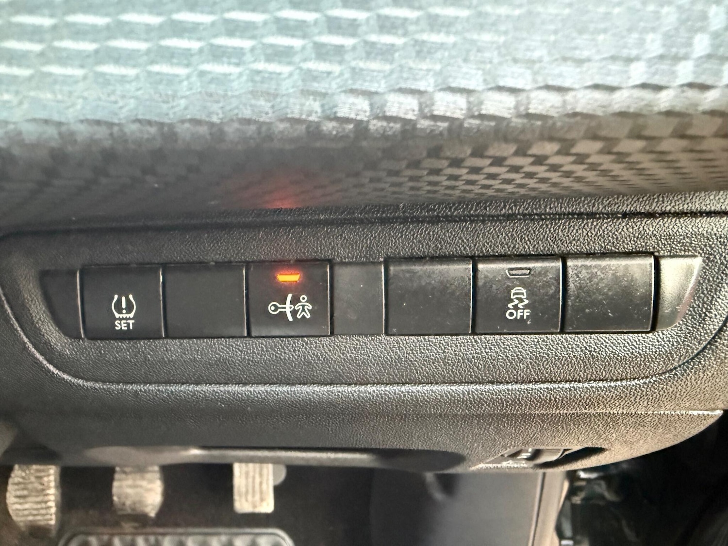 Used Peugeot 2008 2015 for sale - 76898361: Photo 26