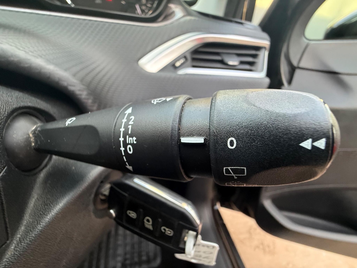 Used Peugeot 2008 2015 for sale - 76898361: Photo 30