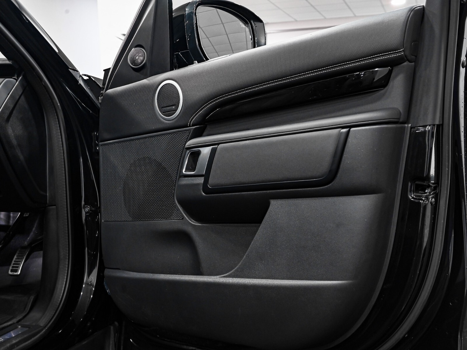 Used Land Rover Discovery 2023 for sale - 76872530: Photo 17