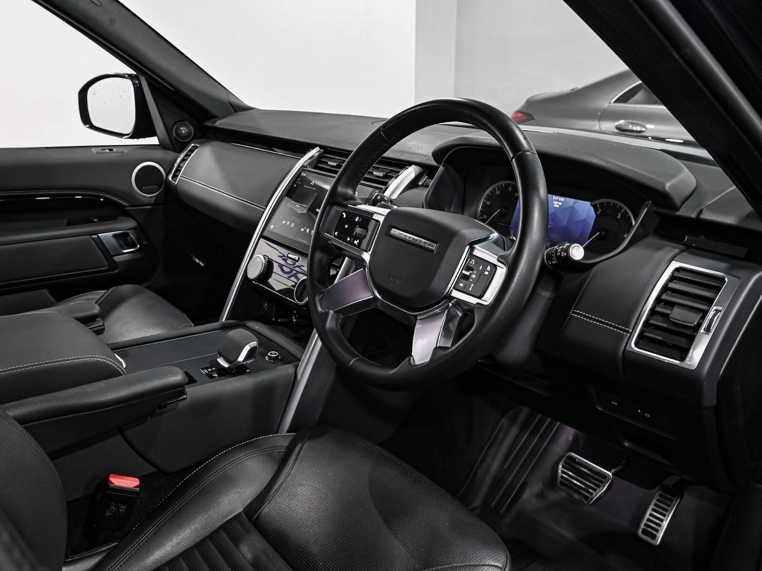 Used Land Rover Discovery 2023 for sale - 76872530: Photo 2