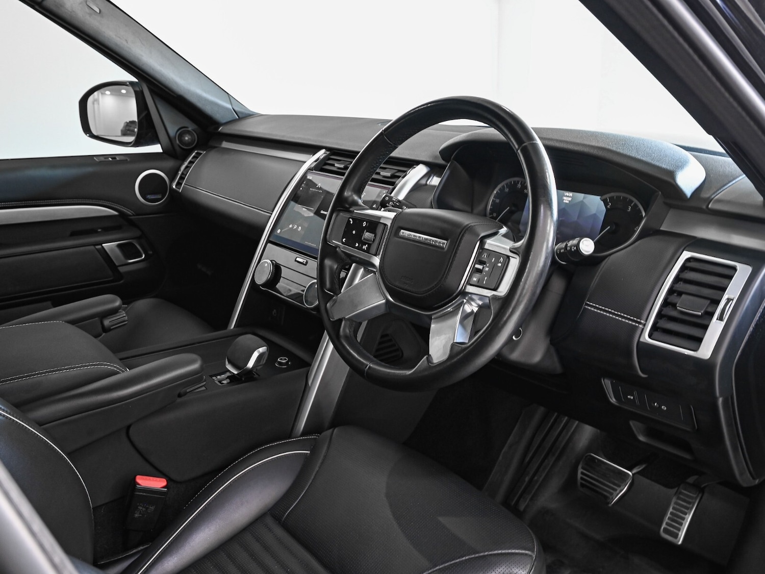 Used Land Rover Discovery 2023 for sale - 78094626: Photo 2