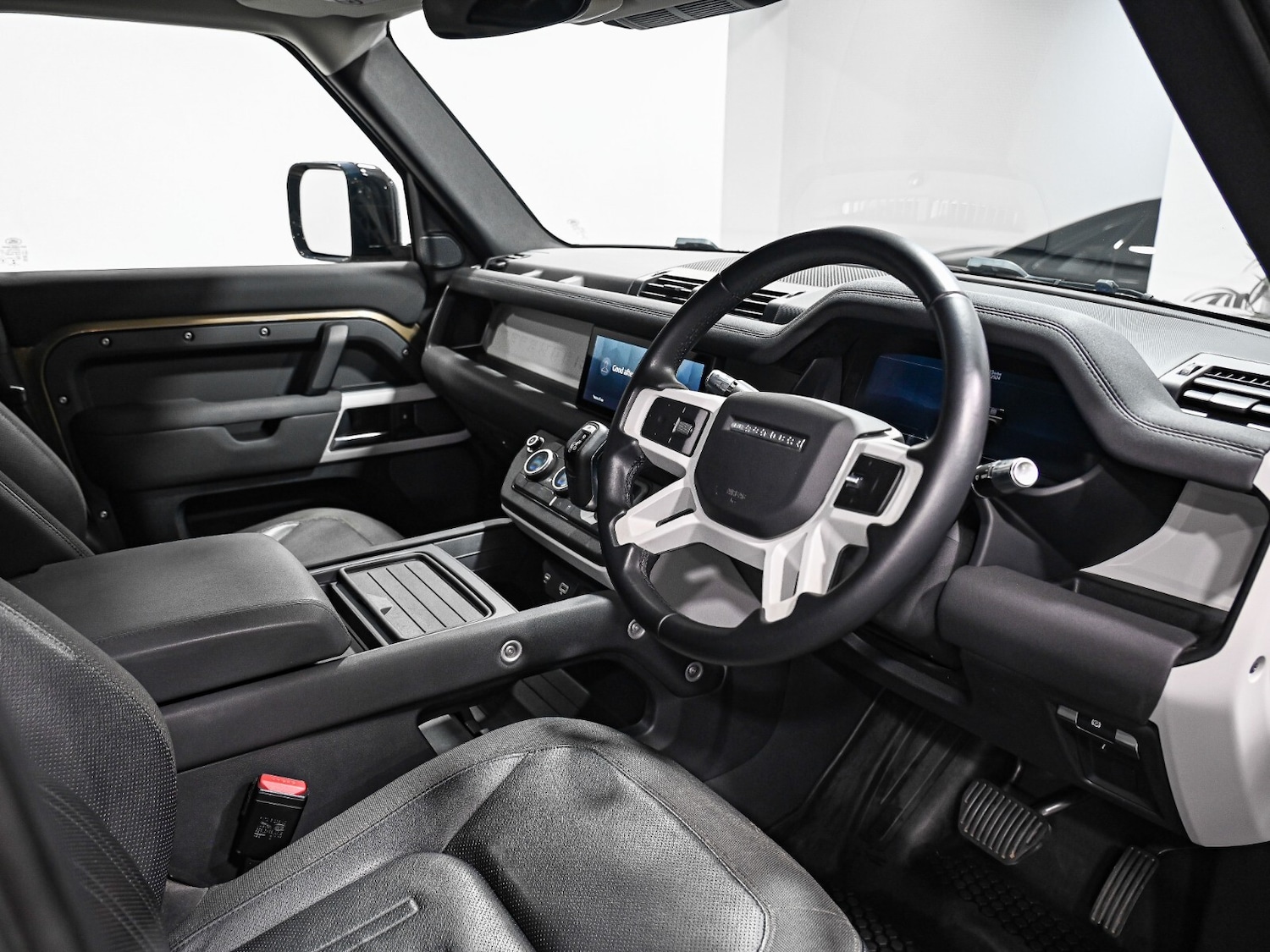 Used Land Rover Defender 2021 for sale - 76869294: Photo 2