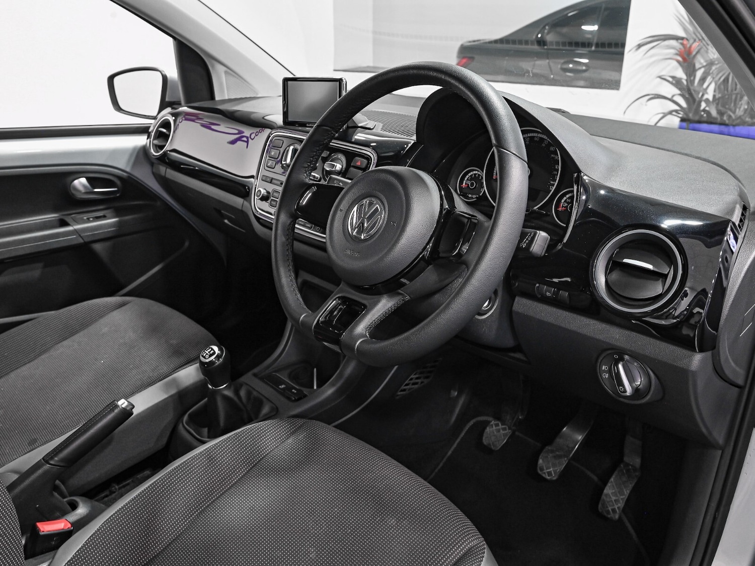 Used Volkswagen up! 2014 for sale - 76817809: Photo 2