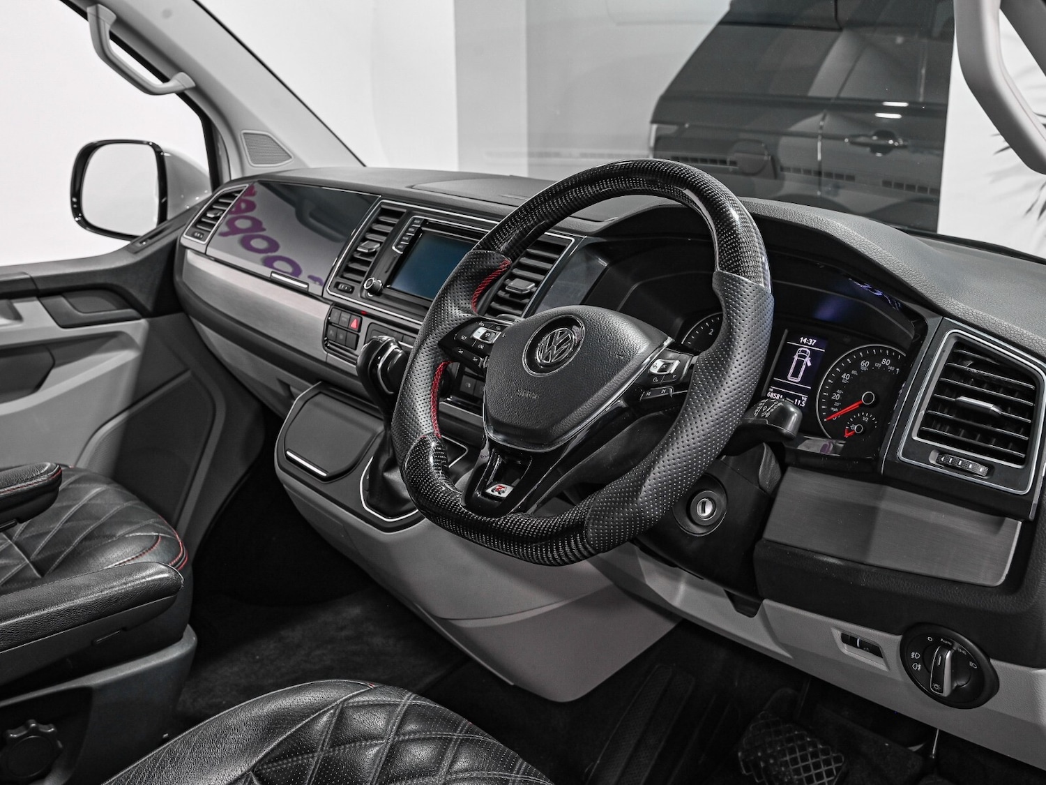 Used Volkswagen Transporter 2018 for sale - 76870615: Photo 2