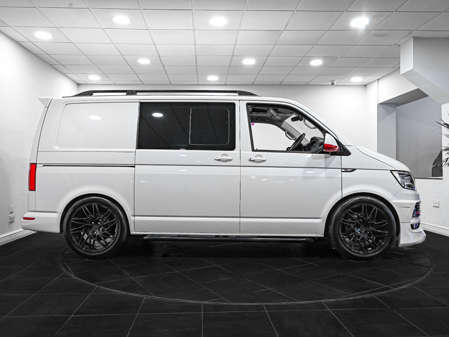 Used Volkswagen Transporter 2018 for sale - 76870615: Photo 4