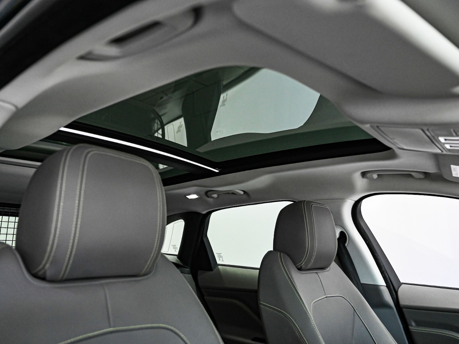 Used Jaguar F-Pace 2017 for sale - 77927390: Photo 4