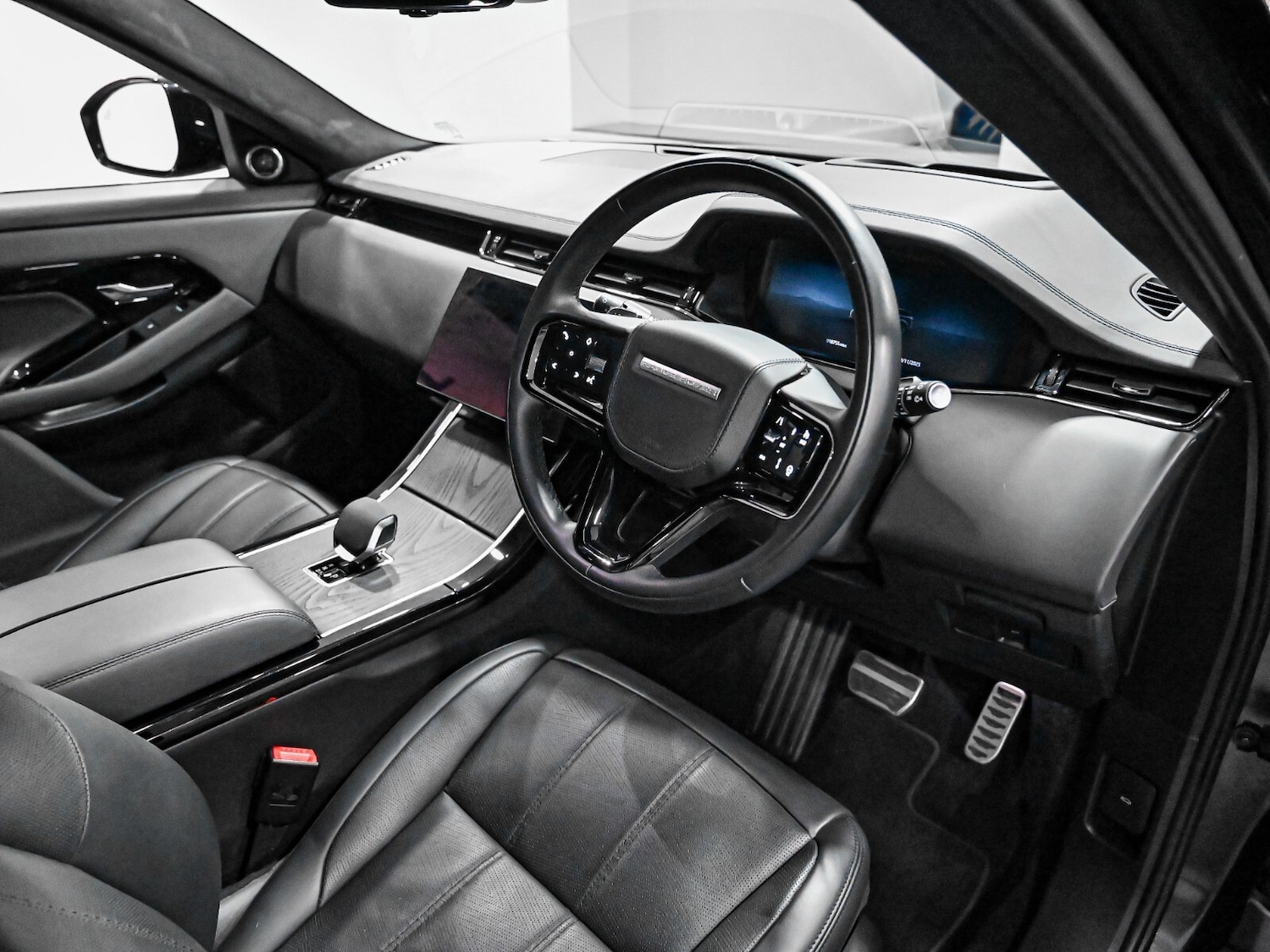 Used Land Rover Range Rover Evoque 2024 for sale - 76873659: Photo 2