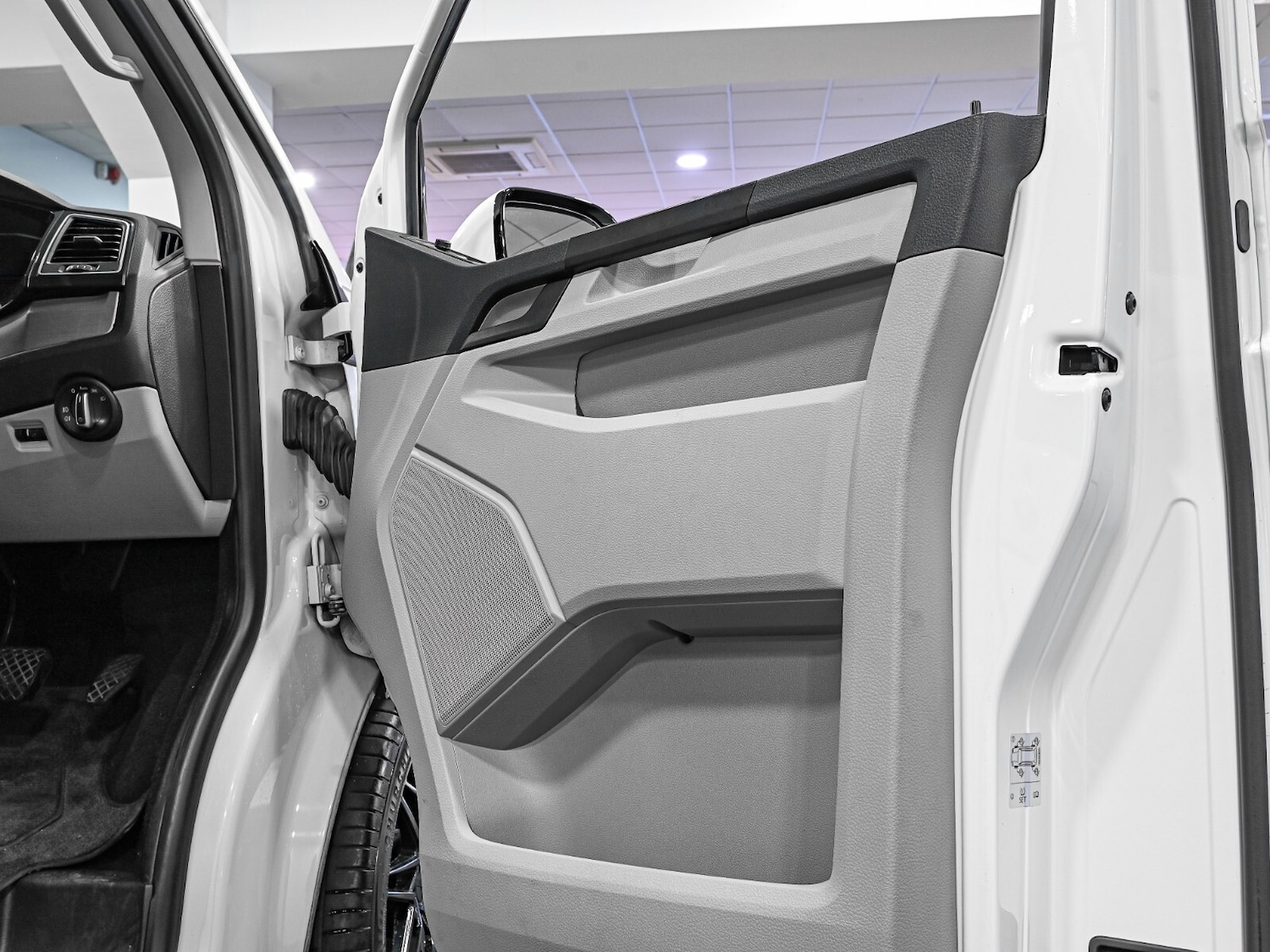 Used Volkswagen Transporter 2018 for sale - 77492604: Photo 28