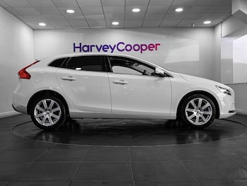 Used Volvo V40 2017 for sale - 79442101: Photo