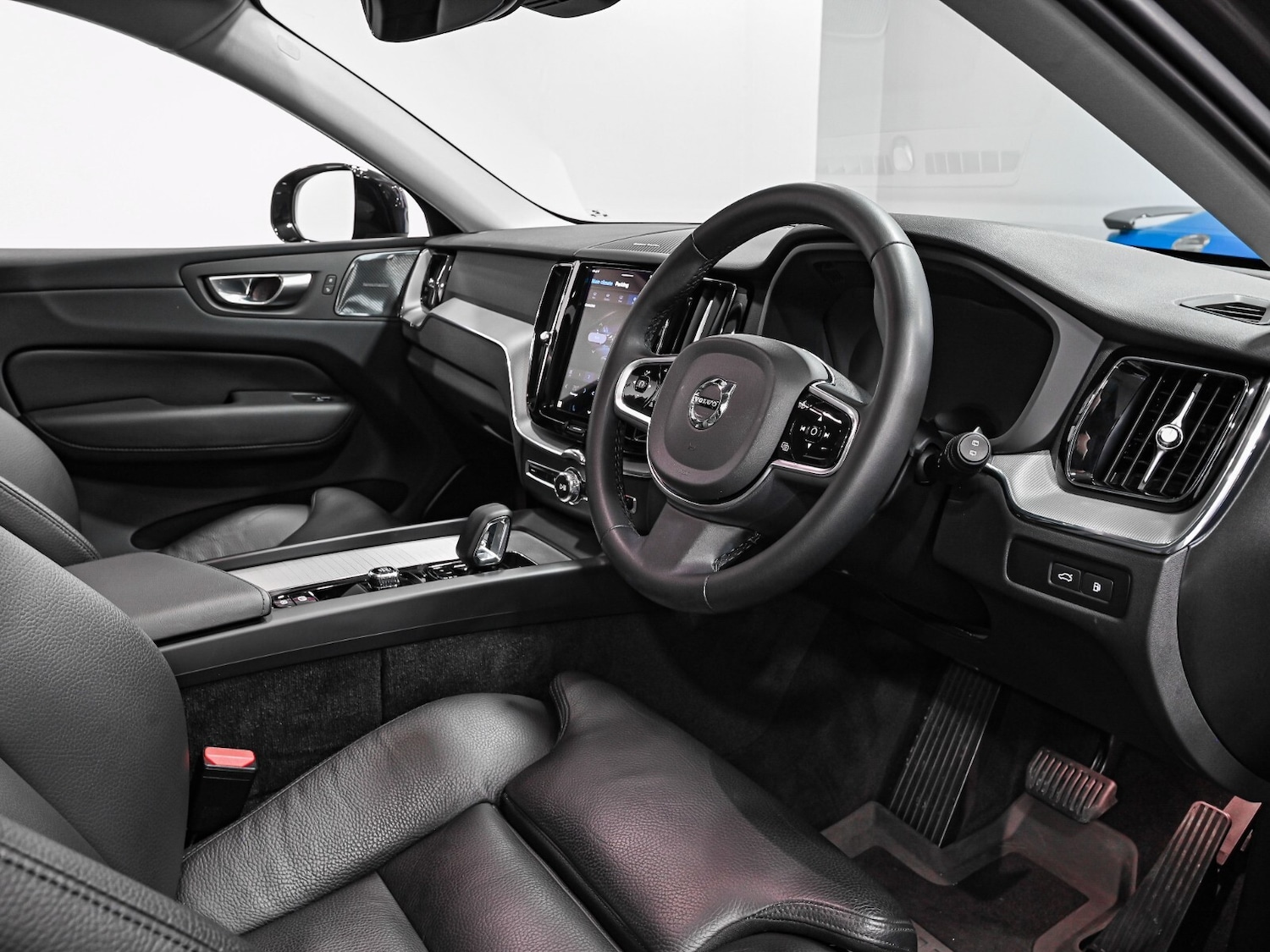 Used Volvo XC60 2024 for sale - 77380894: Photo 2