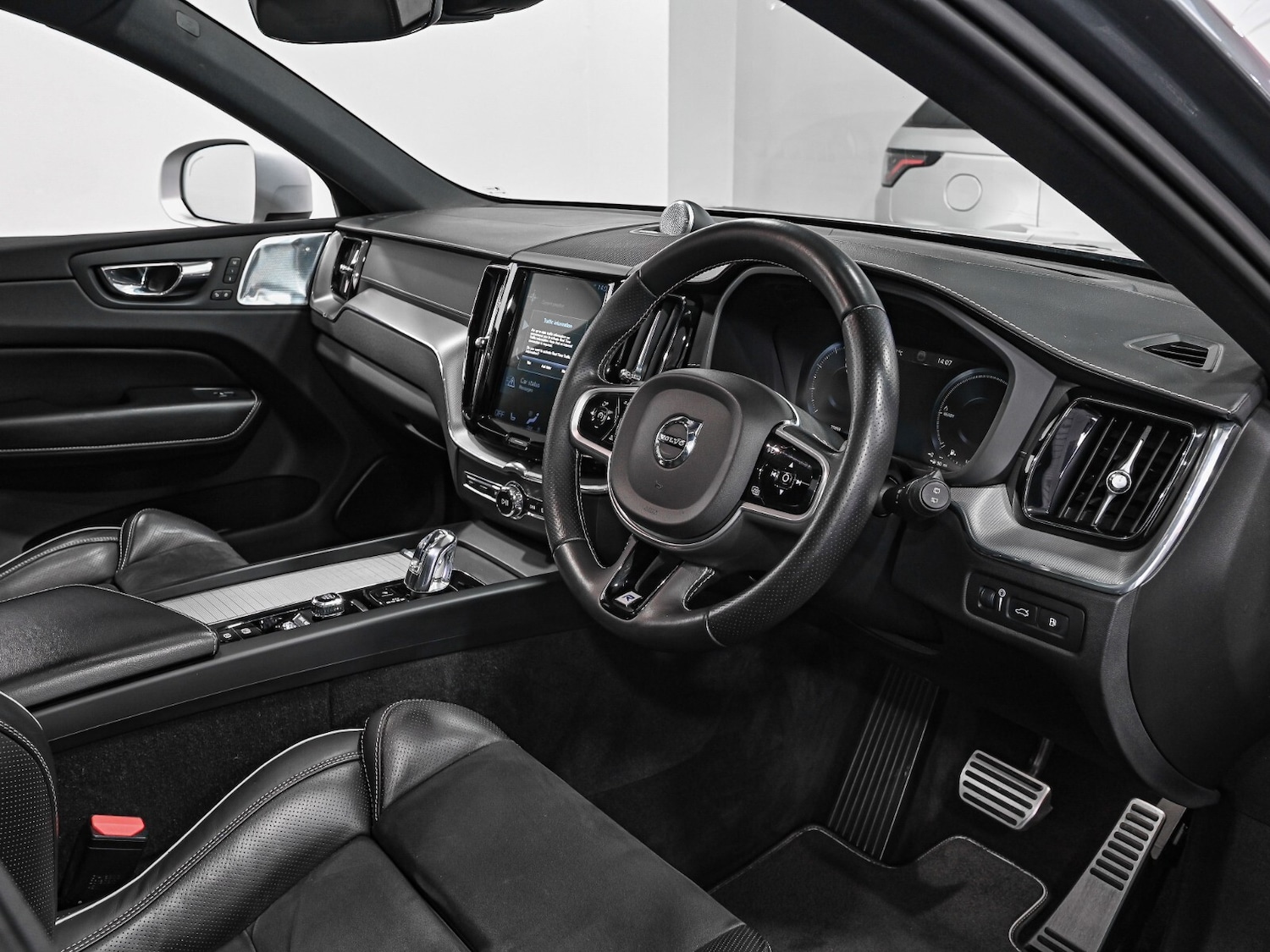 Used Volvo XC60 2018 for sale - 76872225: Photo 2