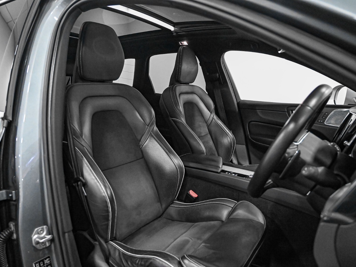 Used Volvo XC60 2018 for sale - 76872225: Photo 3