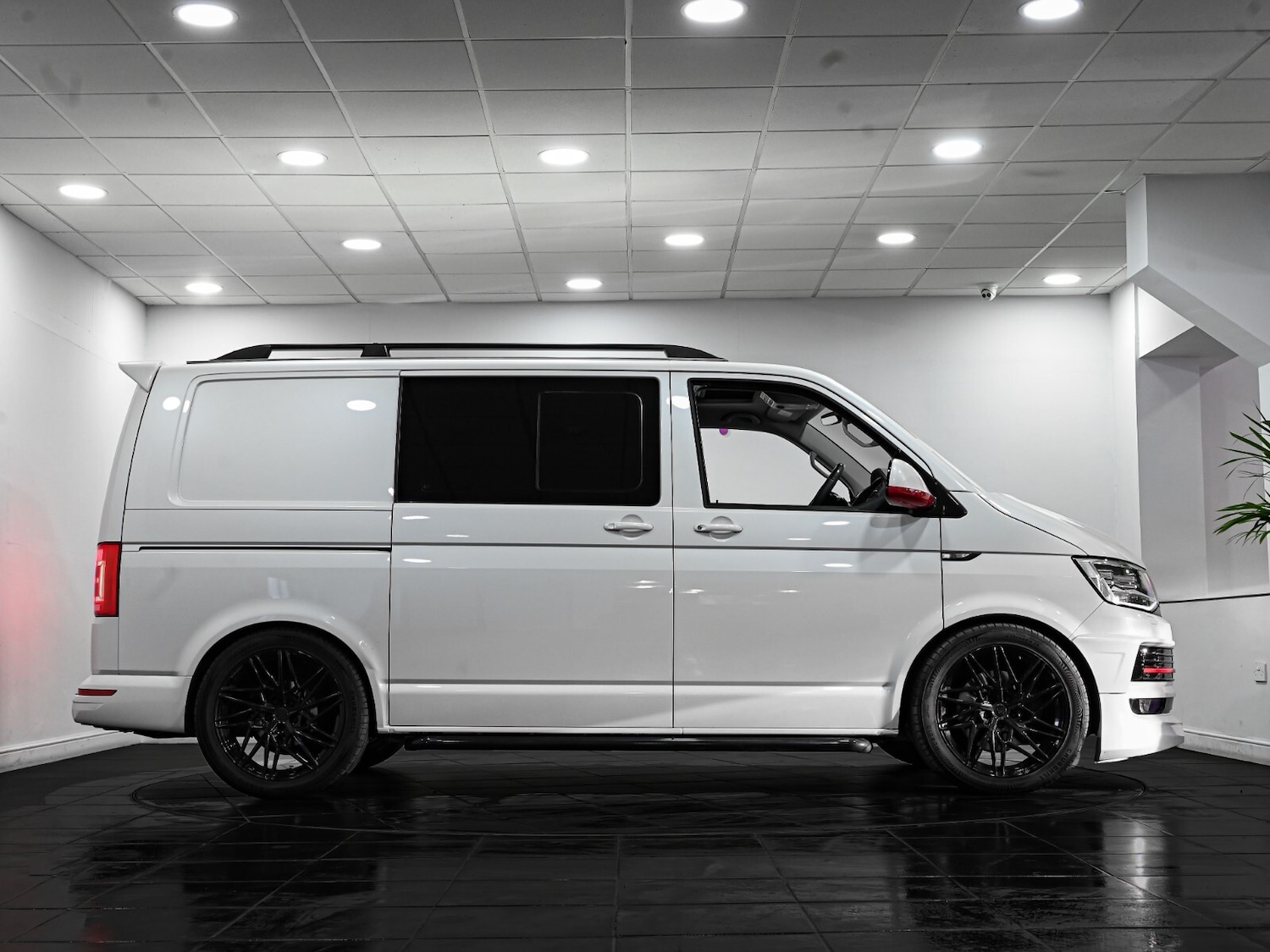 Used Volkswagen Transporter 2018 for sale - 76332189: Photo 2