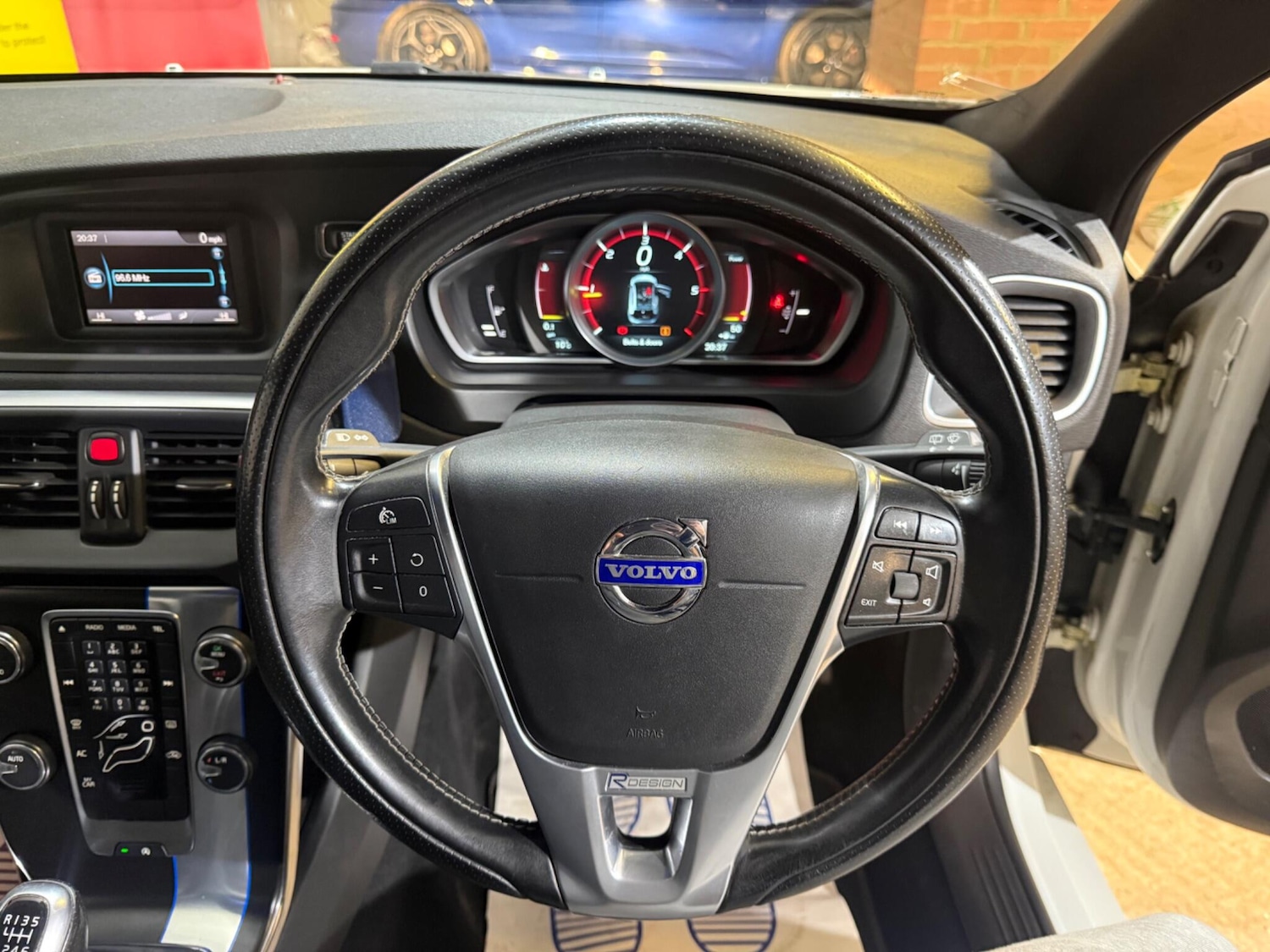 Used Volvo V40 2015 for sale - 77670314: Photo 37