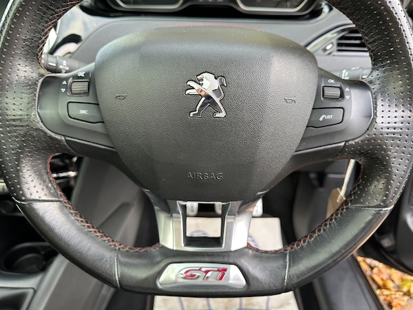 Used Peugeot 208 2018 for sale - 76200396: Photo 15