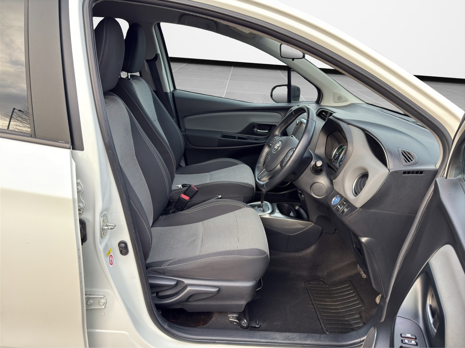 Used Toyota Yaris 2015 for sale - 77237004: Photo 9