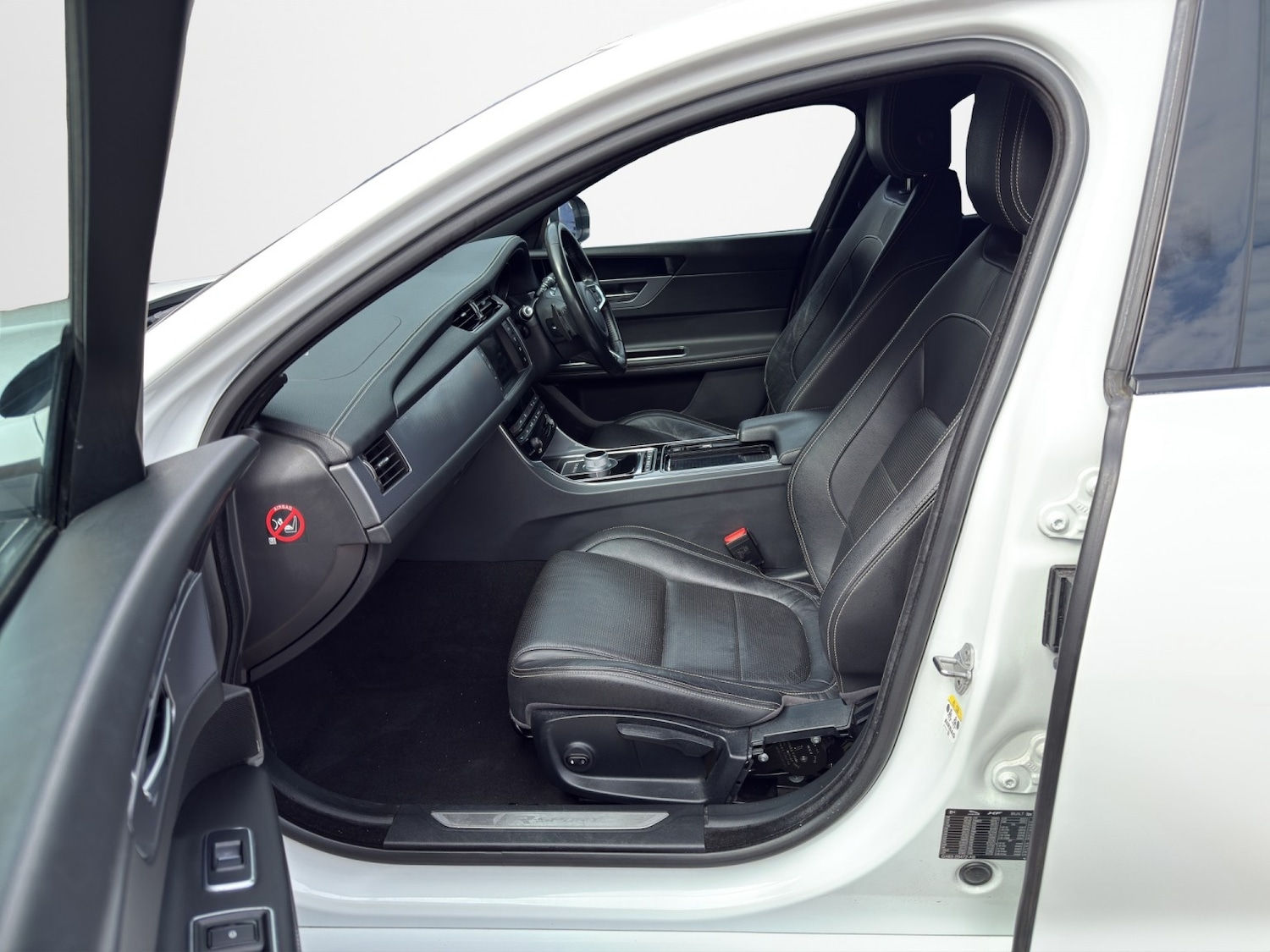 Used Jaguar XF 2015 for sale - 77342647: Photo 17