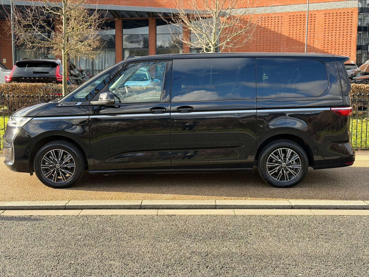 Used Volkswagen Multivan 2025 for sale - 77200851: Photo 2