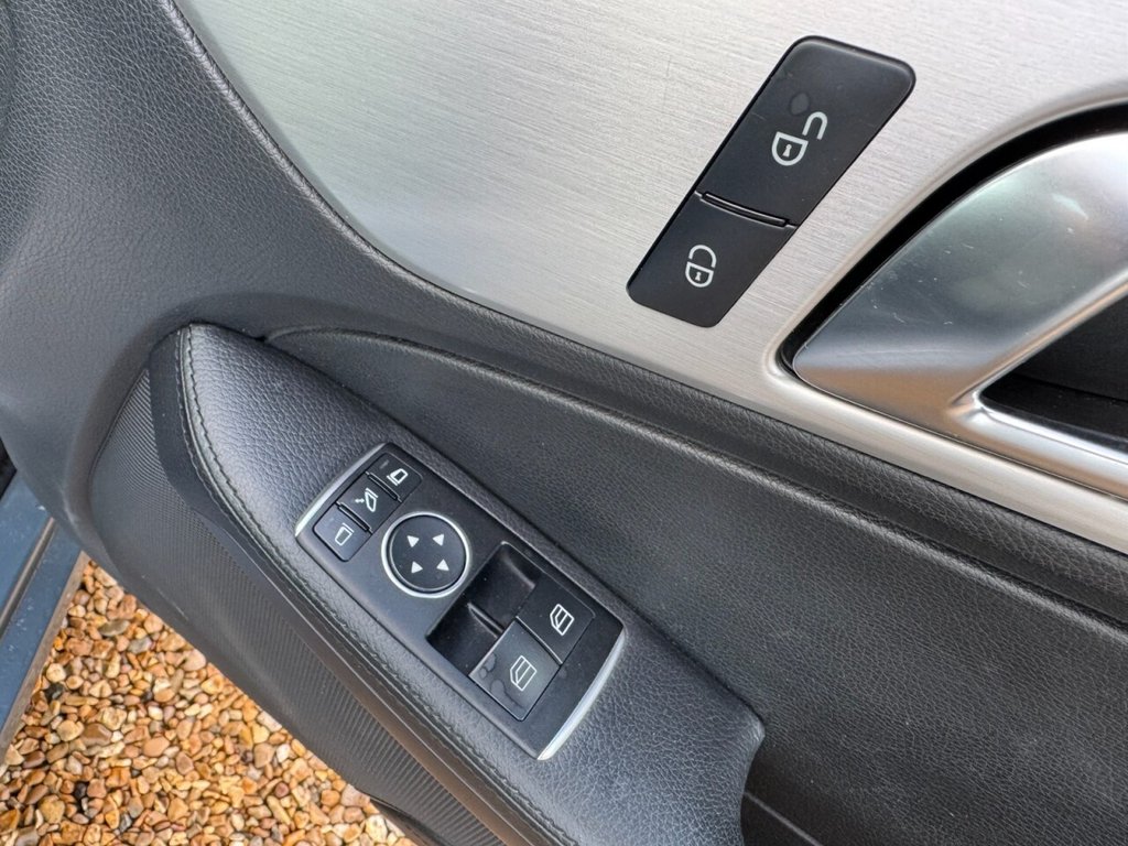 Used Mercedes-Benz SLK 2012 for sale - 76848177: Photo 16