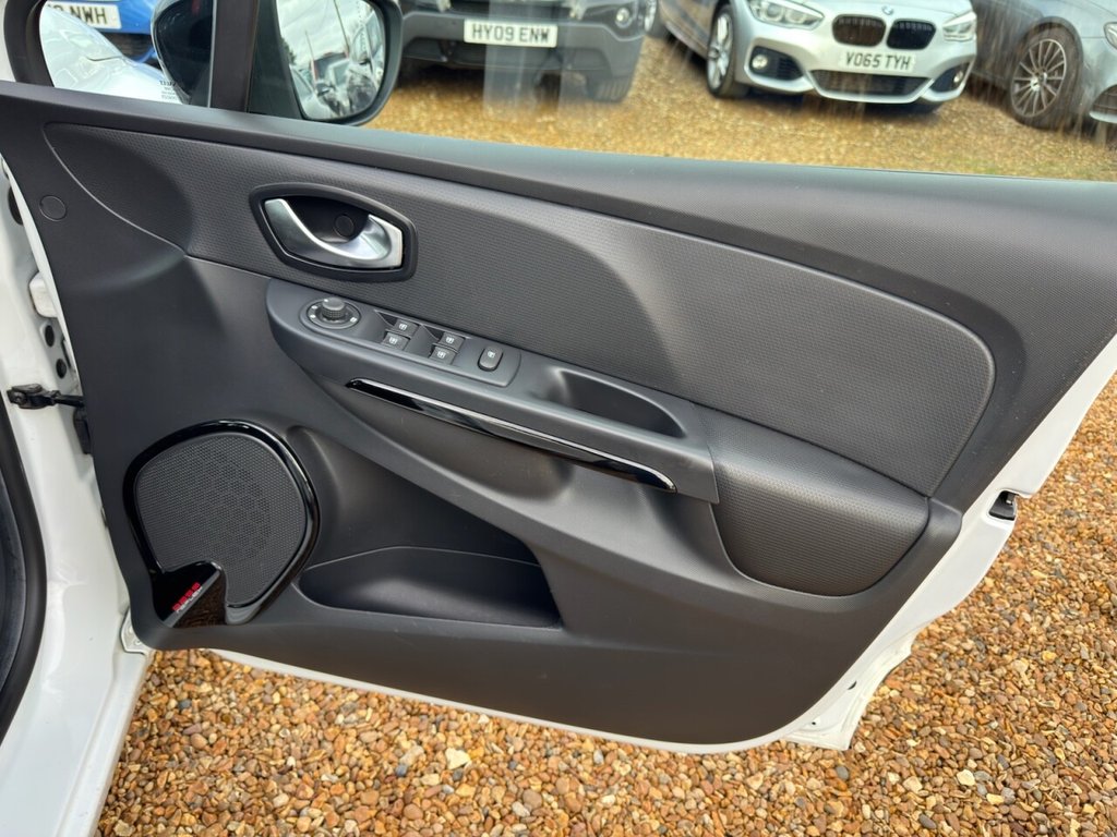 Used Renault Clio 2015 for sale - 76546944: Photo 18