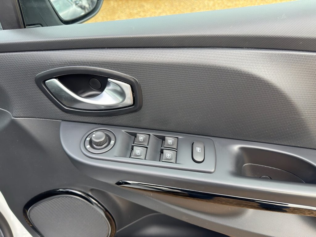 Used Renault Clio 2015 for sale - 76546944: Photo 19