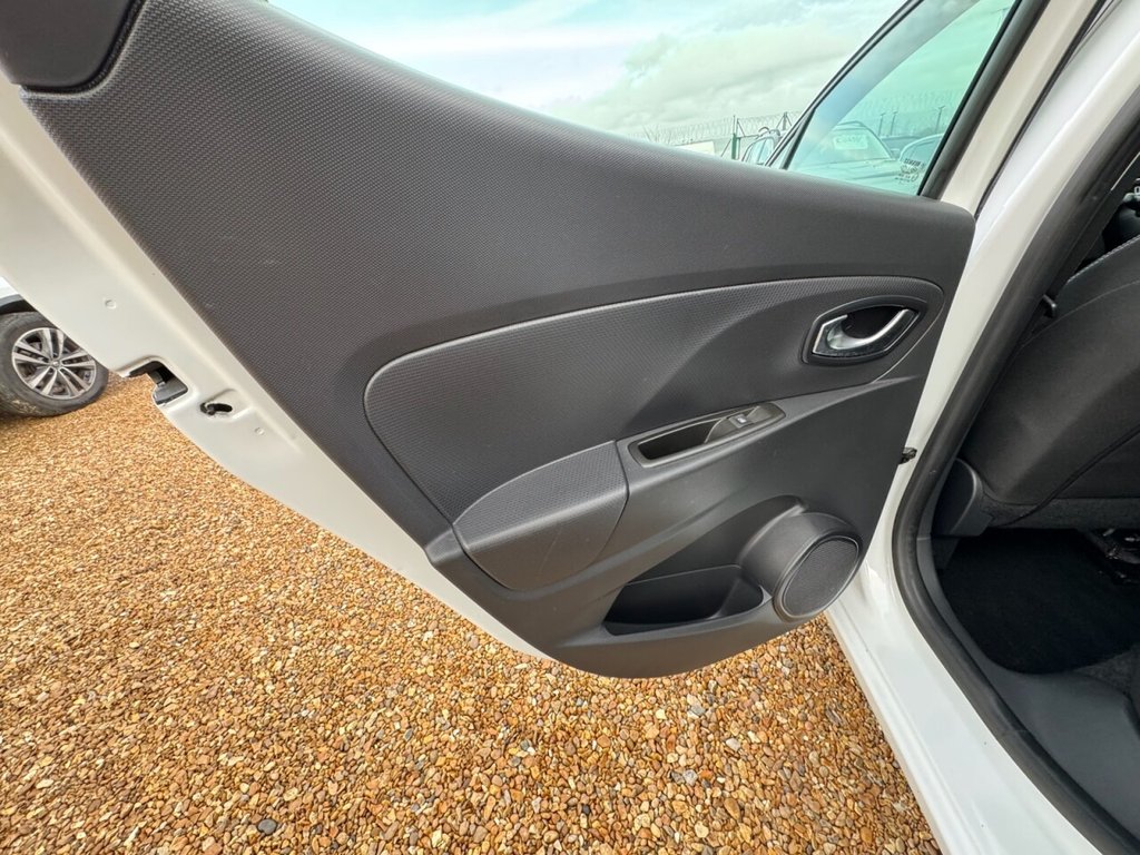 Used Renault Clio 2015 for sale - 76546944: Photo 40