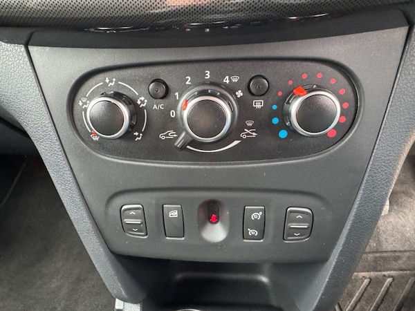Used Dacia Sandero Stepway 2017 for sale - 76303999: Photo 32