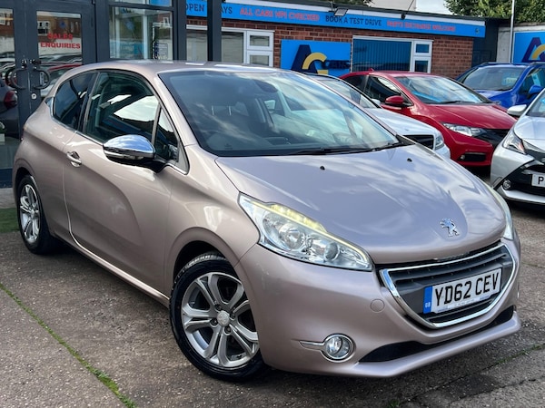 Used Peugeot 208 2012 for sale - 76152073: Photo 24