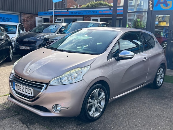 Used Peugeot 208 2012 for sale - 76152073: Photo 32
