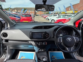 Used Toyota Yaris 2017 for sale - 79483709: Photo