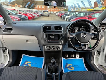 Used Volkswagen Polo 2015 for sale - 76786456: Photo