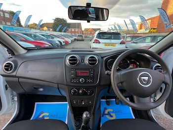 Used Dacia Sandero 2015 for sale - 76122520: Photo 2