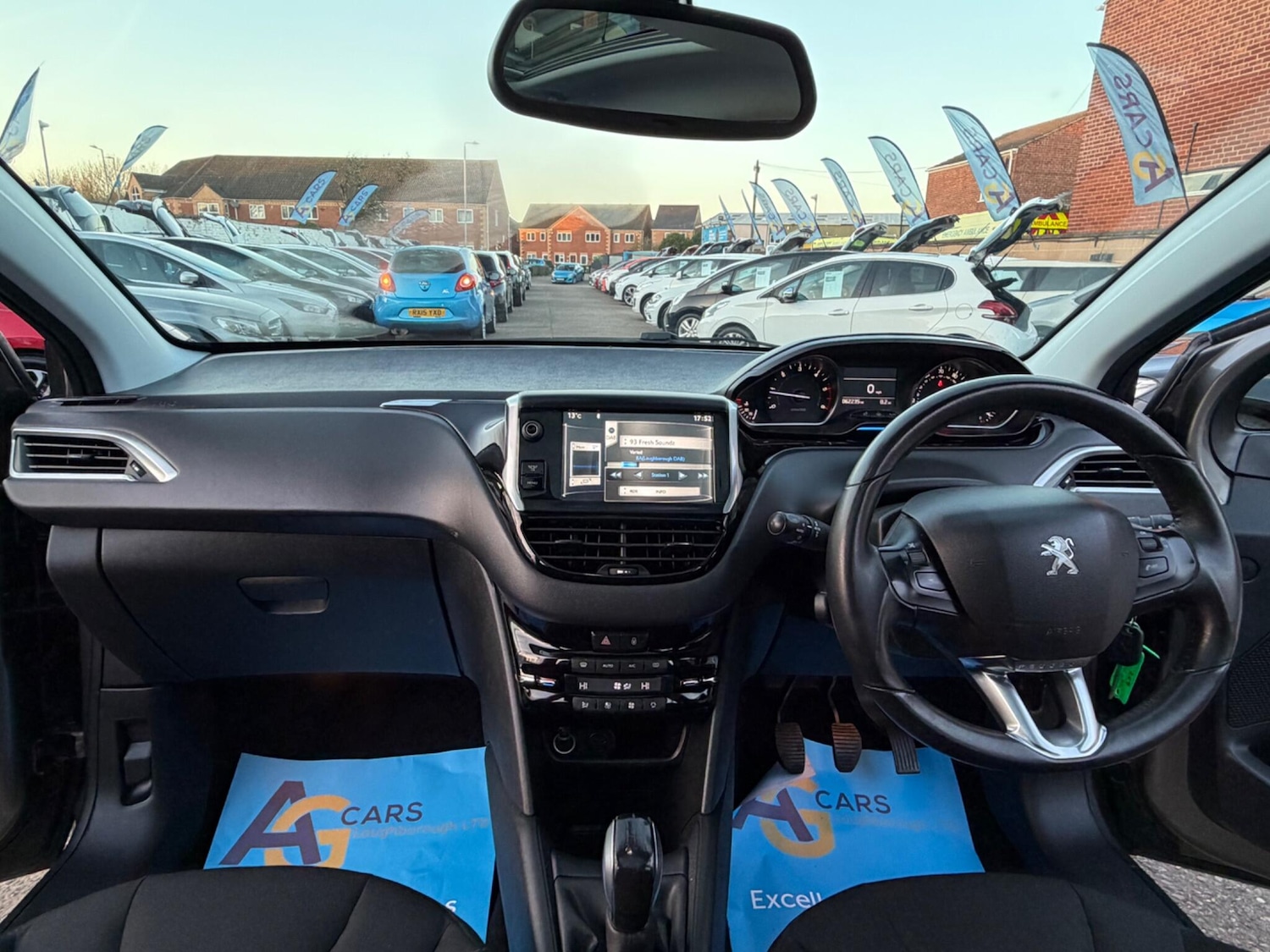 Used Peugeot 208 2014 for sale - 77940025: Photo 2