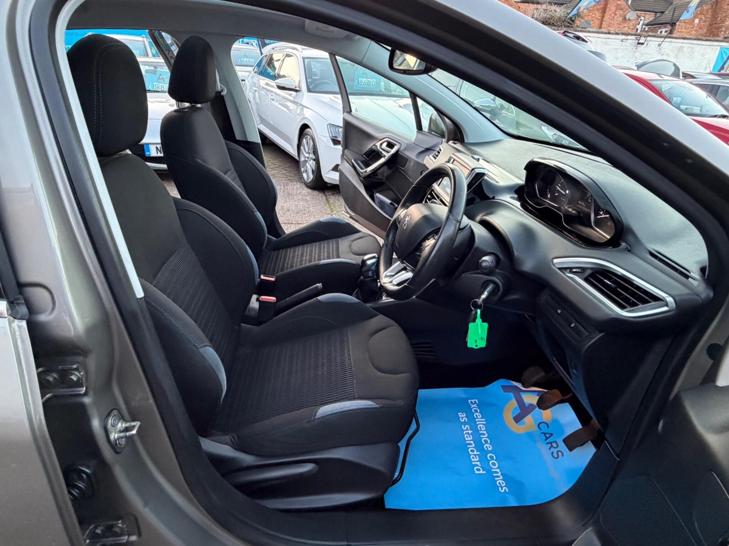 Used Peugeot 208 2014 for sale - 77940025: Photo 28