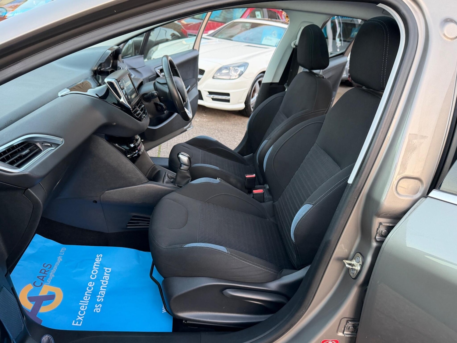 Used Peugeot 208 2014 for sale - 77940025: Photo 4