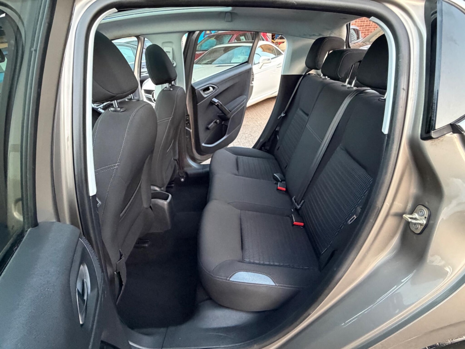 Used Peugeot 208 2014 for sale - 77940025: Photo 5