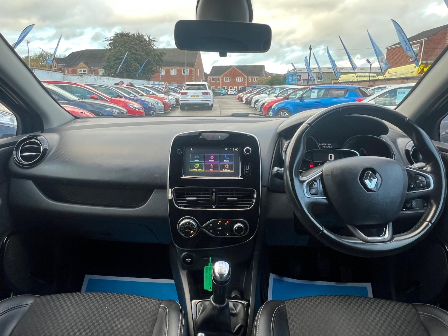 Used Renault Clio 2017 for sale - 76399322: Photo 2