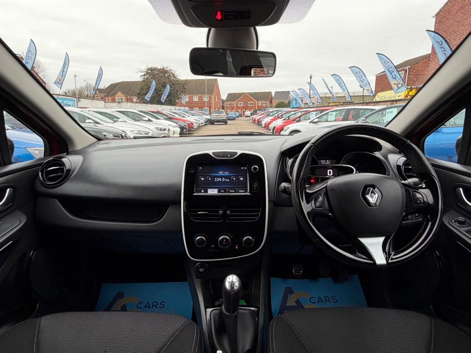 Used Renault Clio 2015 for sale - 77537338: Photo 2