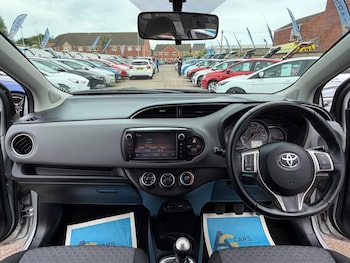 Used Toyota Yaris 2015 for sale - 78752900: Photo