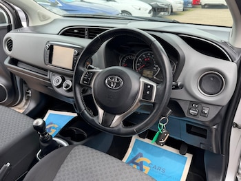 Used Toyota Yaris 2015 for sale - 78752900: Photo