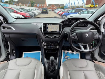 Used Peugeot 208 2015 for sale - 79181642: Photo