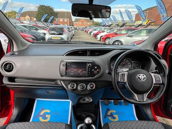 Used Toyota Yaris 2015 for sale - 76072507: Photo 2