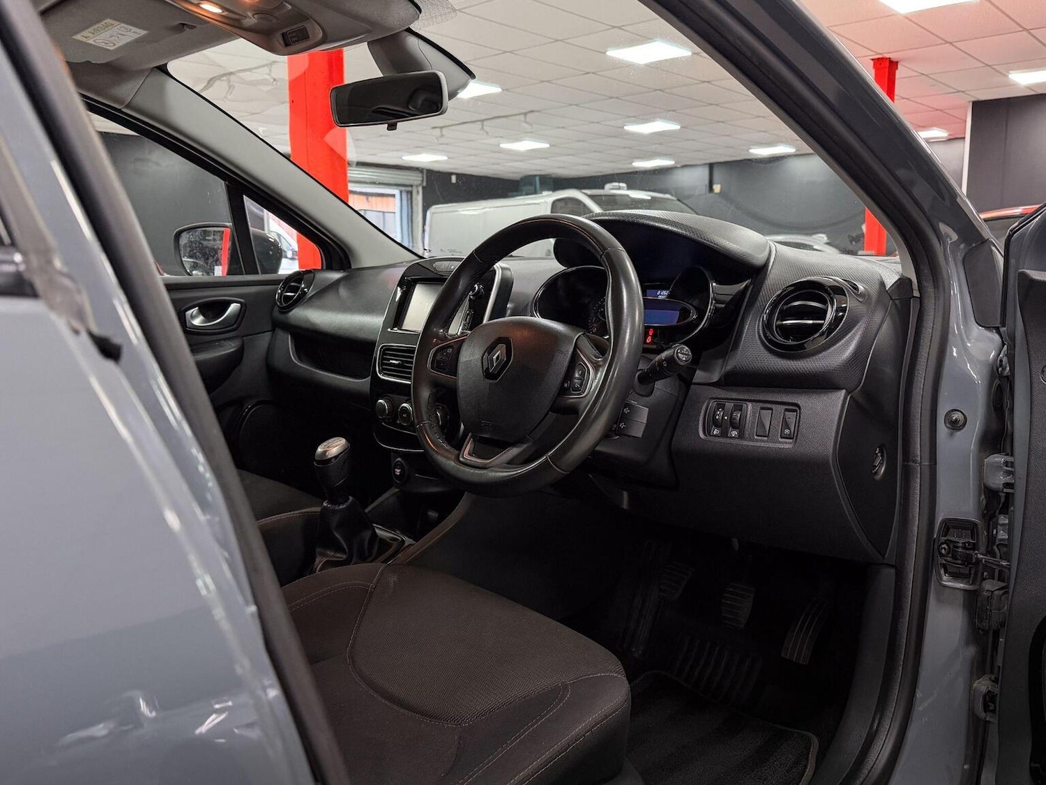 Used Renault Clio 2018 for sale - 76656370: Photo 18