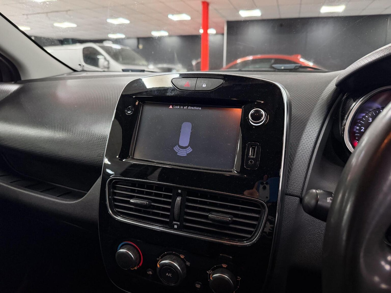 Used Renault Clio 2018 for sale - 76656370: Photo 28